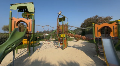 Aire de jeux avec toboggans et structures d’escalade au Camping Saint Pabu Plage - Glamping Bretagne.