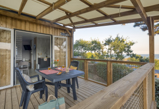 Hébergement glamping au Camping Saint Pabu Plage - Glamping Bretagne avec terrasse en bois et vue sur la mer.