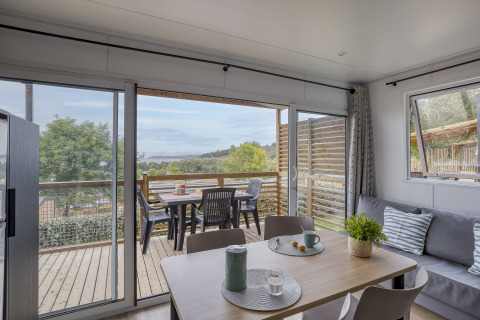 Modern glamping accommodation with terrace and scenic view at Camping Saint Pabu Plage - Glamping Bretagne.