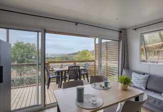 Modernes Glamping mit Terrasse und Naturblick bei Camping Saint Pabu Plage - Glamping Bretagne.