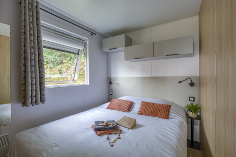 Moderne og hyggelig soveværelse i glampingindkvartering på Camping Saint Pabu Plage - Glamping Bretagne.