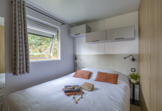 Slaapkamer in moderne glampingaccommodatie bij Camping Saint Pabu Plage - Glamping Bretagne in Frankrijk.