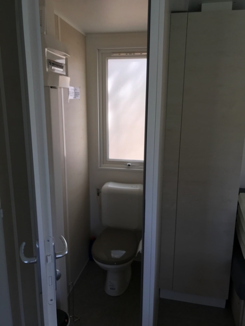 Badkamer met toilet en raam in een glamping accommodatie bij Camping Ammertal - Stacaravans Beieren.