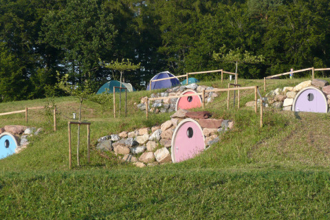 Glamping-Unterkunft mit kleinen Hobbit-Häusern im Grünen bei Camping & Vakantiepark Orsingen, Baden-Württemberg.