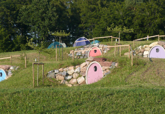 Glamping-Unterkunft mit kleinen Hobbit-Häusern im Grünen bei Camping & Vakantiepark Orsingen, Baden-Württemberg.