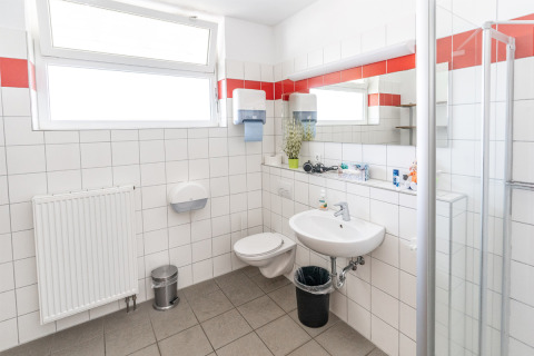 Salle de bain moderne du Camping & Vakantiepark Orsingen Glamping Baden-Württemberg avec douche et lavabo