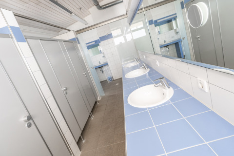 Sanitaires modernes avec plusieurs lavabos et miroirs au Camping & Vakantiepark Orsingen - Glamping Baden-Württemberg.