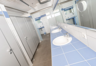 Sanitaires modernes avec plusieurs lavabos et miroirs au Camping & Vakantiepark Orsingen - Glamping Baden-Württemberg.