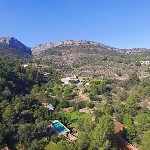 Aerial view of Refugio Marnes - Agriturismo Spanje, glamping accommodation set in a mountainous forest area.
