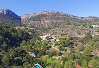 Luchtfoto van Refugio Marnes - Agriturismo Spanje, glamping accommodatie in bergachtig natuurgebied met zwembad.