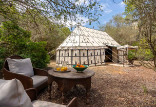 Glamping accommodatie bij Refugio Marnes in Spanje met luxe tent en zithoek midden in de natuur.