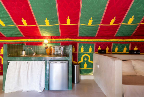 Cocina glamping con mini nevera, fregadero y techo de tienda colorido en Refugio Marnes - Agriturismo Spanje.