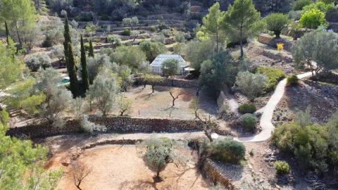 Vue aérienne de l’hébergement glamping Refugio Marnes, entouré de terrasses et nature en Espagne.