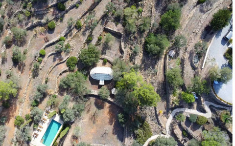 Vista aérea de Refugio Marnes - Agriturismo España, con alojamiento glamping y piscina en paisaje campestre.
