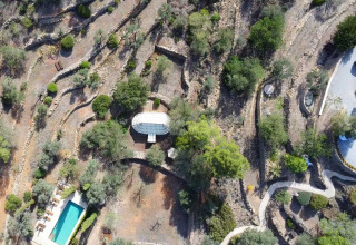 Luchtfoto van Refugio Marnes - Agriturismo Spanje, met glampingaccommodatie en zwembad in landelijke omgeving.