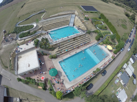 Luchtfoto van Camping Altschmiede - Lodges Rijnland-Palts met zwembaden, glijbaan en kampeerterrein.