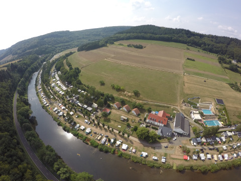 Luchtfoto van Camping Altschmiede - Lodges Rijnland-Palts met rivier, velden en kampeerplaatsen.