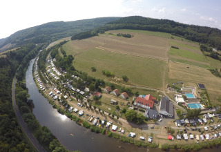 Vista aérea de Camping Altschmiede - Lodges Renania-Palatinado junto al río, campos y zona de acampada.