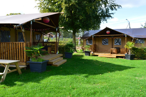 Glamping accommodatie met safaritenten en houten terras bij Vakantiepark De Oude Molen in Gelderland, Nederland.