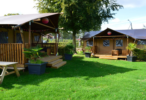 Alojamiento glamping con tiendas safari y terraza de madera en Vakantiepark De Oude Molen, Gelderland, Países Bajos.