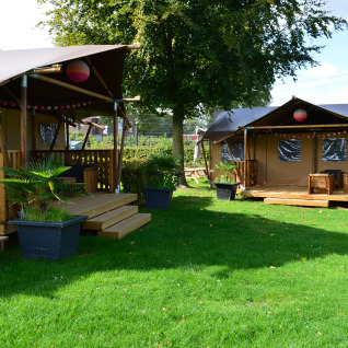 Glamping indkvartering med safaritelte og træterrasse på Vakantiepark De Oude Molen i Gelderland, Holland.