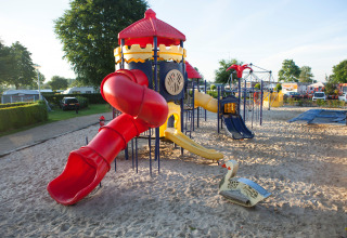 Aire de jeux avec toboggans et sable au camping Vakantiepark De Oude Molen - Safaritent Gelderland.