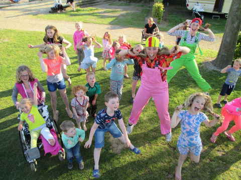 Kinderen en volwassenen spelen buiten in de zon bij Vakantiepark De Oude Molen - Safaritent Gelderland, glamping.