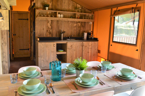 Gezellige keuken en eethoek in safaritent op Vakantiepark De Oude Molen - Safaritent Gelderland.