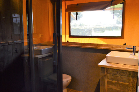Vue intérieure de la salle de bain dans la tente glamping Vakantiepark De Oude Molen - Safaritent Gelderland.