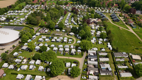 Luftaufnahme vom Vakantiepark De Oude Molen mit Safarizelten und Wohnwagen in Gelderland, Niederlande.