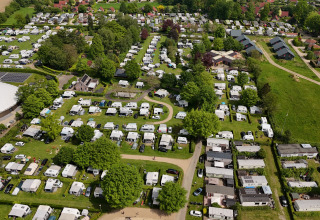 Luchtfoto van Vakantiepark De Oude Molen met safaritenten en caravans in de natuur van Gelderland.
