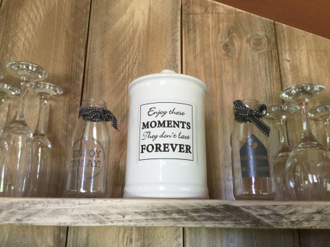 Mensola con bicchieri e barattoli decorativi presso Glamping - aan de Vleterbeke, citazione sui momenti.