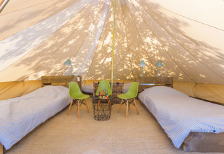 Interno di una tenda safari di lusso al Camping Nono Ban - Safaritenten Brac con due letti e arredamento moderno.