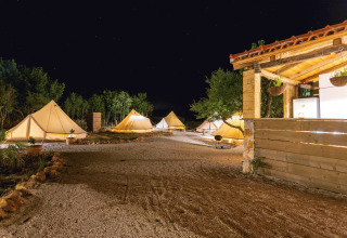 Glamping al Camping Nono Ban - Safaritenten Brac, tende illuminate di notte immerse nella natura.