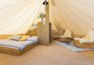 Luxe safaritent bij Camping Nono Ban - Safaritenten Brac met comfortabel bed en gezellige zithoek.
