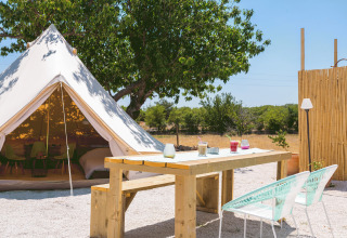 Glamping-Zelt und Outdoor-Essbereich bei Camping Nono Ban - Safaritenten Brac inmitten der Natur.