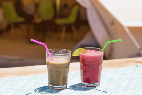 To forfriskende drinks med sugerør på et bord foran et glamping telt på Camping Nono Ban - Safaritenten Brac.