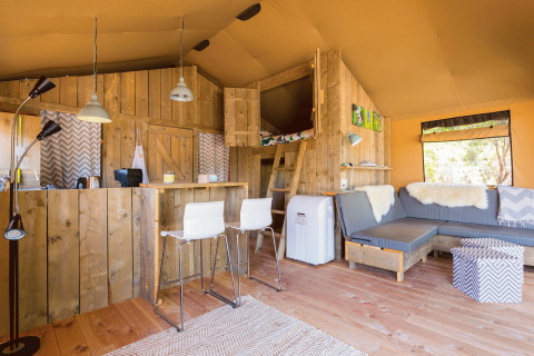 Binnenkant van een knusse safaritent bij Camping Nono Ban - Safaritenten Brac met houten inrichting.