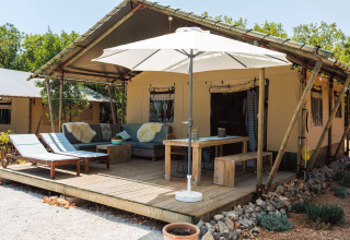 Moderne glamping indkvartering ved Camping Nono Ban med terrasse, møbler og solparasol på Brac.