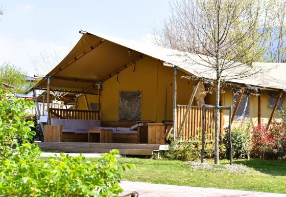 Luxuriöse Glamping-Unterkunft bei Vacanze col Cuore: Trasimeno Glamping Resort - Safaritenten Umbrië, umgeben von Natur.