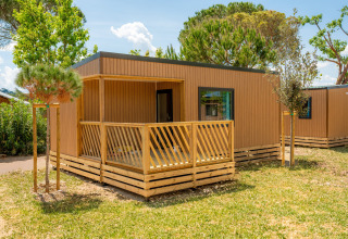 Moderner Cottage auf dem Trasimeno Glamping Resort inmitten grüner Natur, ideal für erholsame Ferien.