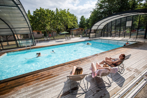 Relax in piscina presso Huttopia Les Chateaux - Glamping Val de Loire, ospiti nuotano e prendono il sole.