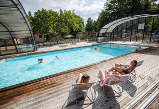 Gäste entspannen am Pool im Huttopia Les Chateaux - Glamping Val de Loire, Schwimmen und Sonnenbaden.
