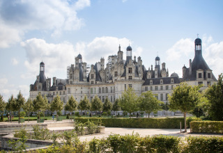 Vista del majestuoso Château de Chambord, cerca de Huttopia Les Châteaux - Glamping Val de Loire.