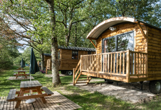 Alloggio glamping Huttopia Les Chateaux Val de Loire, accoglienti cabine in legno tra gli alberi.