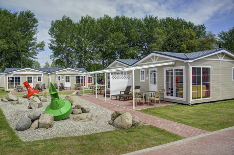 Glamping accommodaties op Camping en vakantiepark Wulfener Hals met paden en kleurrijke decoraties aan de Oostzee.