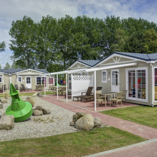 Glampingboliger på Camping og feriepark Wulfener Hals med stier og farverige dekorationer nær Østersøen.