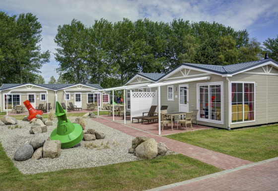 Alojamiento glamping en Camping y parque vacacional Wulfener Hals, con senderos y decoraciones junto al mar Báltico.