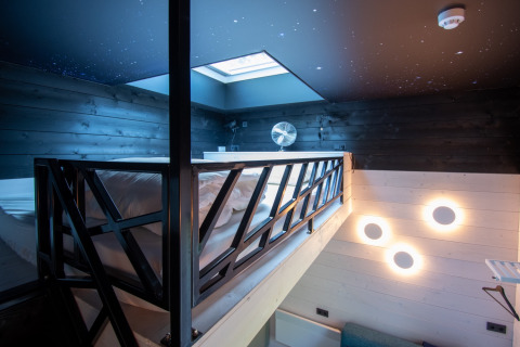 Moderne glamping Sterrenkubussen bij Erfgoed Bossem in Twente met dakkapel, hoogslaper en sfeerverlichting.