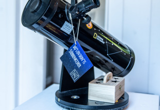 Télescope National Geographic sur table avec boîte en bois et guide des étoiles, parfait pour Twente.